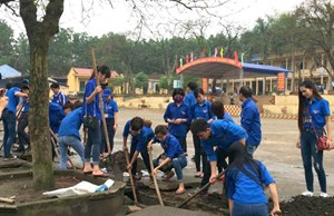 Sinh viên Trường Đại học Nông Lâm Thái Nguyên phối hợp với Đoàn Thanh niên thị trấn Giang Tiên (Phú Lương) ra quân làm vệ sinh môi trường