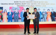 Giám đốc Đại học Thái Nguyên trao Giấy khen cho Trường Đại học Nông Lâm vì những thành tích xuất sắc trong công tác hợp tác quốc tế năm học 2024-2025