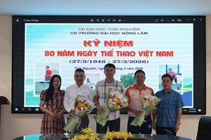 Công đoàn Trường Đại học Nông Lâm Thái Nguyên tặng hoa chúc mừng 80 năm Ngày Thể thao Việt Nam