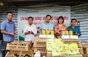 Bàn giao 15.000 con gà giống H’Mông và vật tư cho các hộ dân tham gia dự án khuyến nông quốc gia